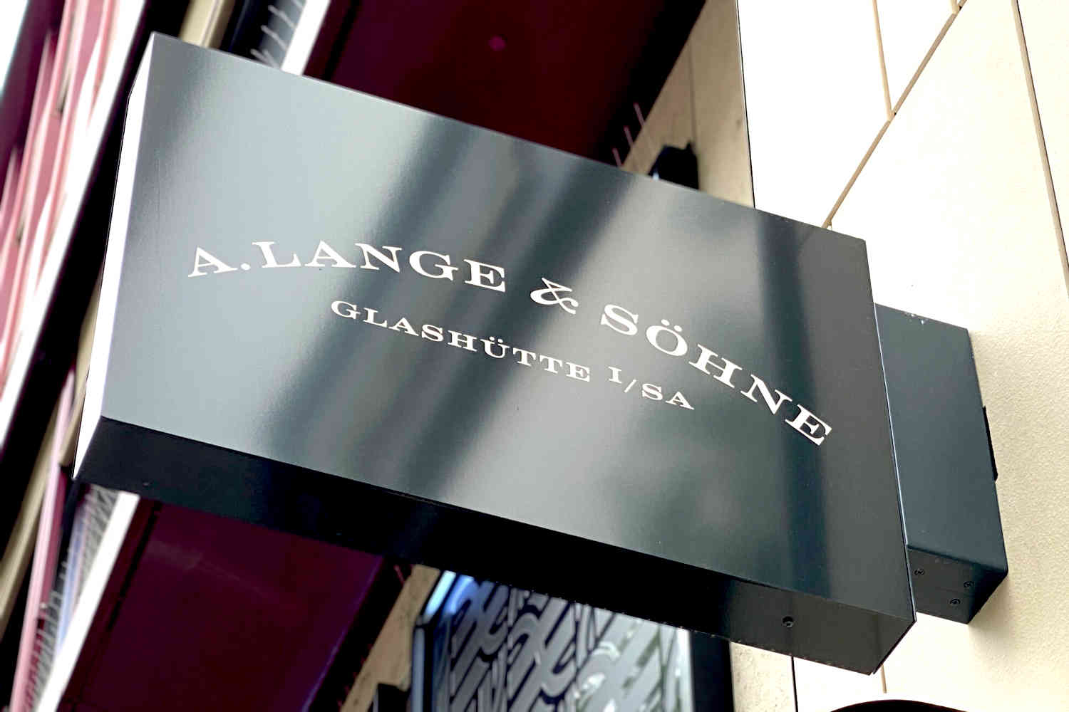 leuchtkasten-frankfurt-1 Leuchtkastenausleger schwarz seidenmatt mit Aluminiumkassetten