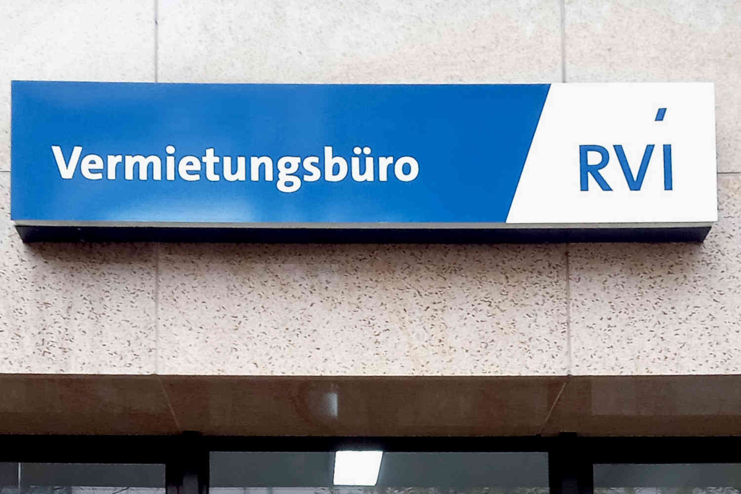 leuchtkasten-frankfurt-2 Leuchtkasten mit Haube zur Wandmontage in Frankfurt