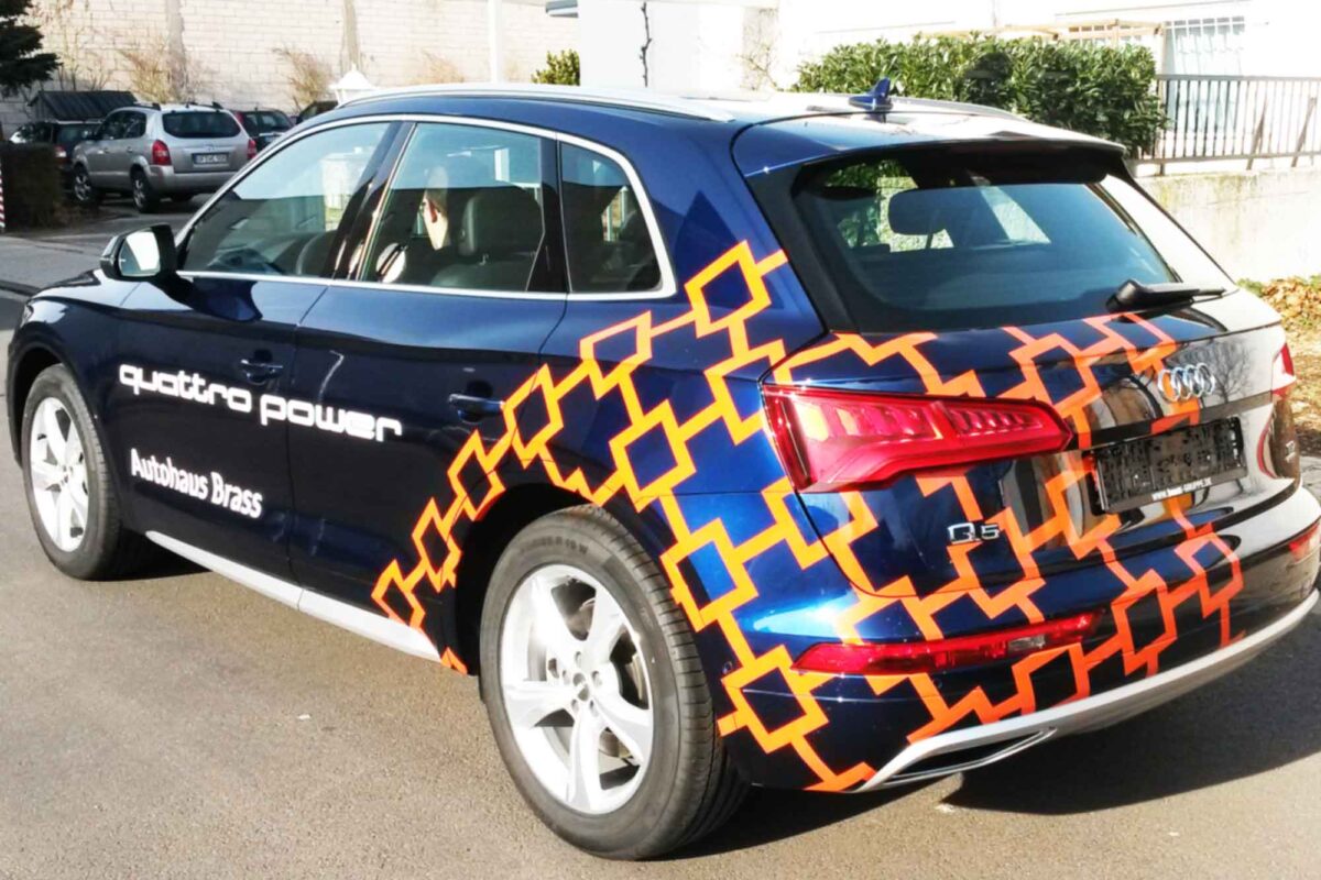 Fahrzeugbeschriftung für Autohaus Vollverklebung mit Folienplotts Fahrzeug vor unserer Halle in Dietzenbach