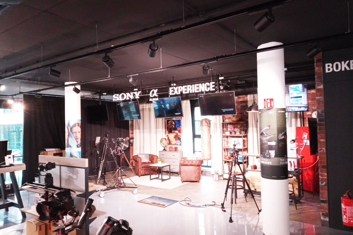 Buehnenbild-und-Veranstaltungsbau Bühnenbeschriftung für Videoaufnahmen Studiogestaltung