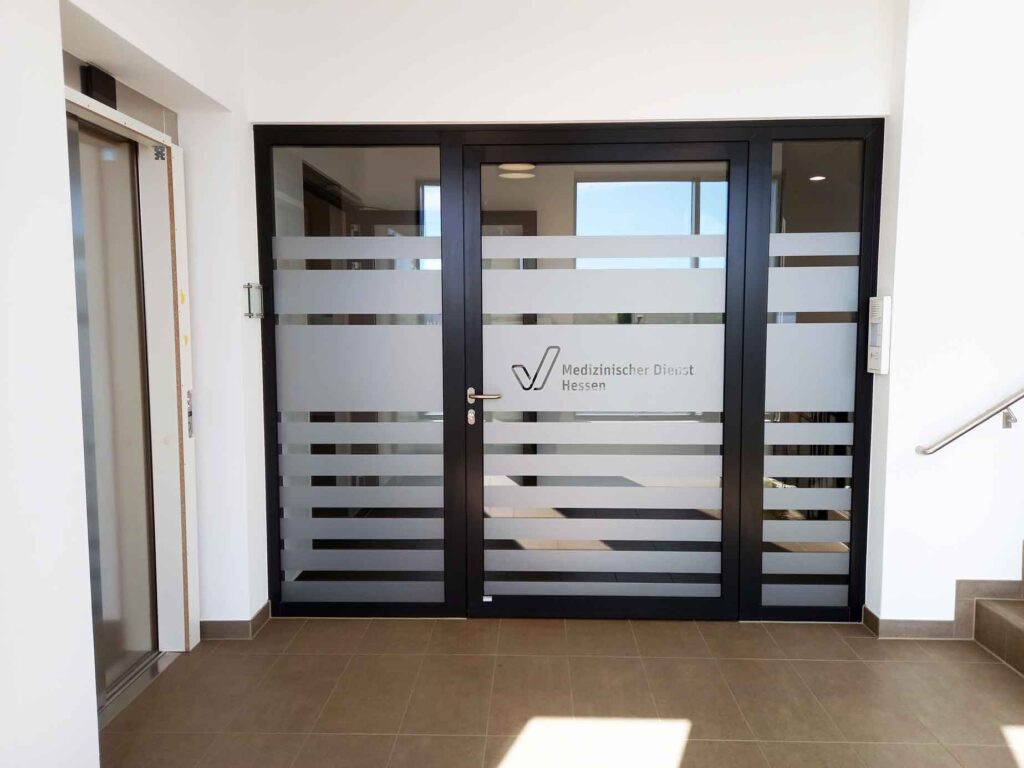 Eingangsbeschriftung-mit-Glasdekor-Streifendekor-in-Wiesbaden Glasdekorfolie als Sichtschutz für Büroflächen in Frankfurt Rödelheim