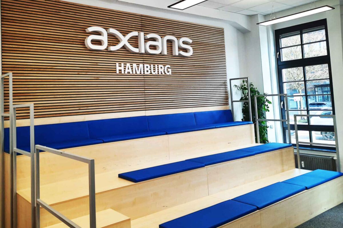 Axians Hamburg Einzelbuchstaben auf Akustikpanelen