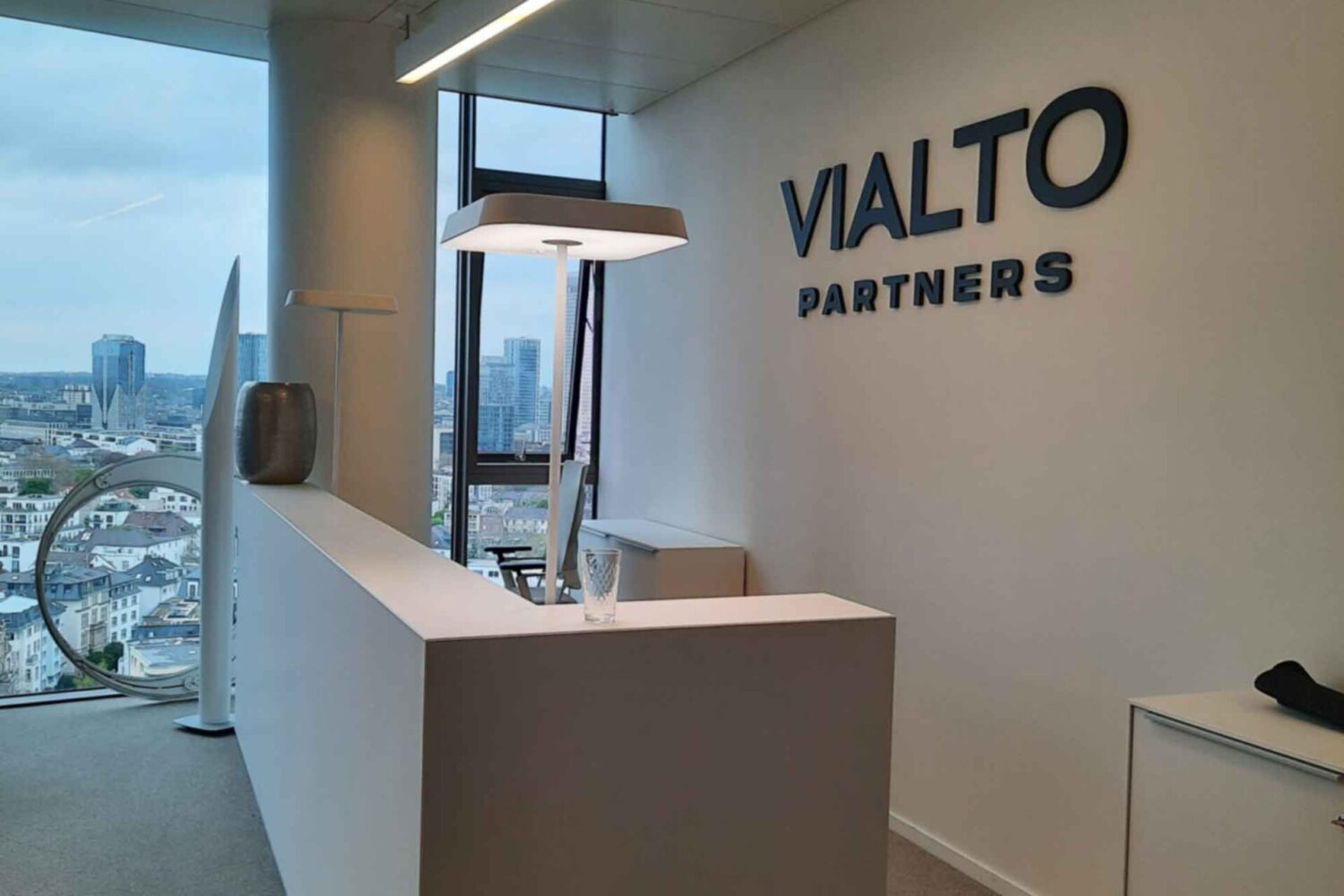 Empfangsgestaltung in Bürofläche, Wandfläche mit 8mm Fräsbuchstaben in 3d Optikglas-20mm-Schwarz-auf-einer-gestrichenen-W Empfangsgestaltung in Bürofläche, Wandfläche mit 8mm Fräsbuchstaben in 3d Optik