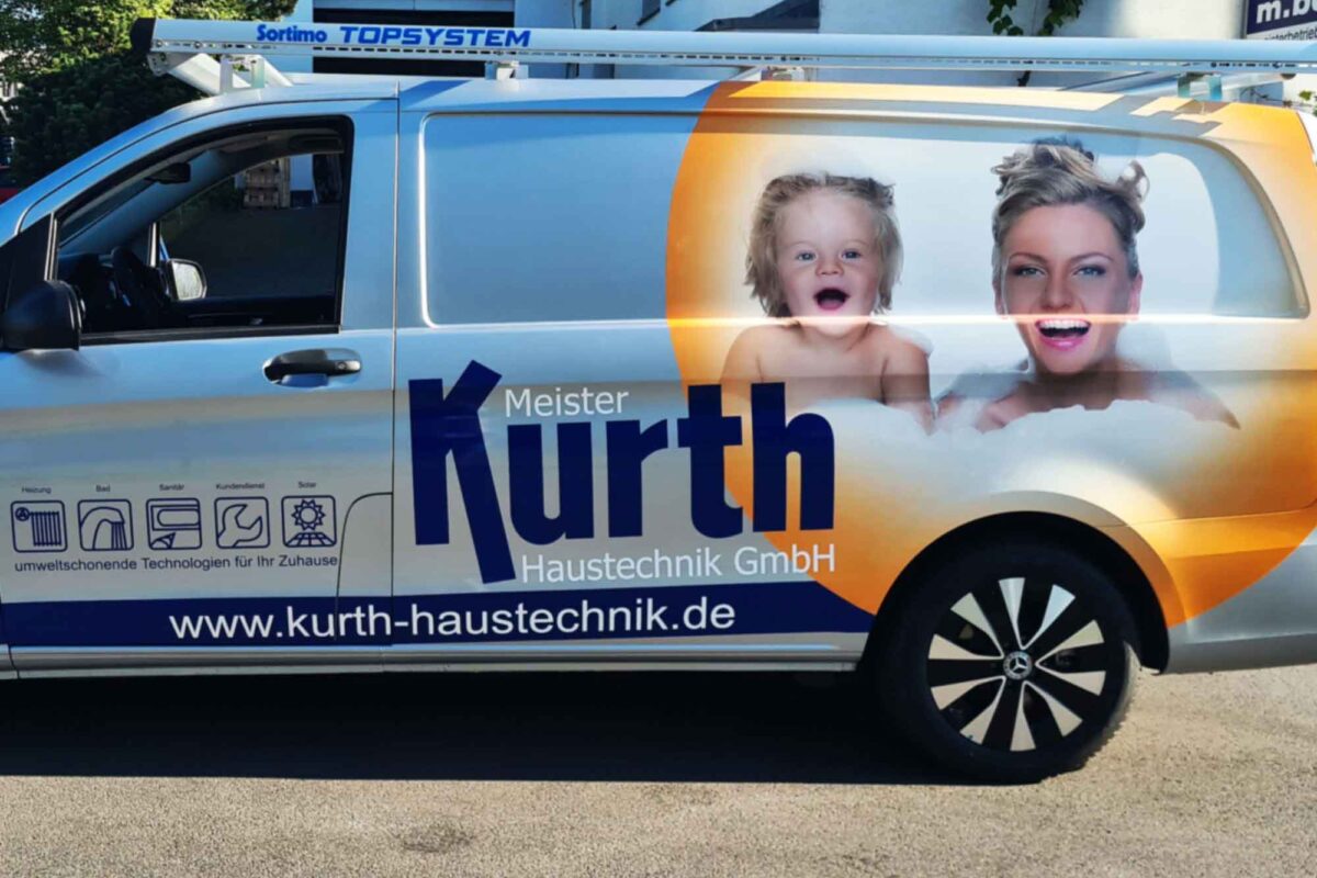 Fahrzeugbeschriftung mit fröhlichem Bildmotiv