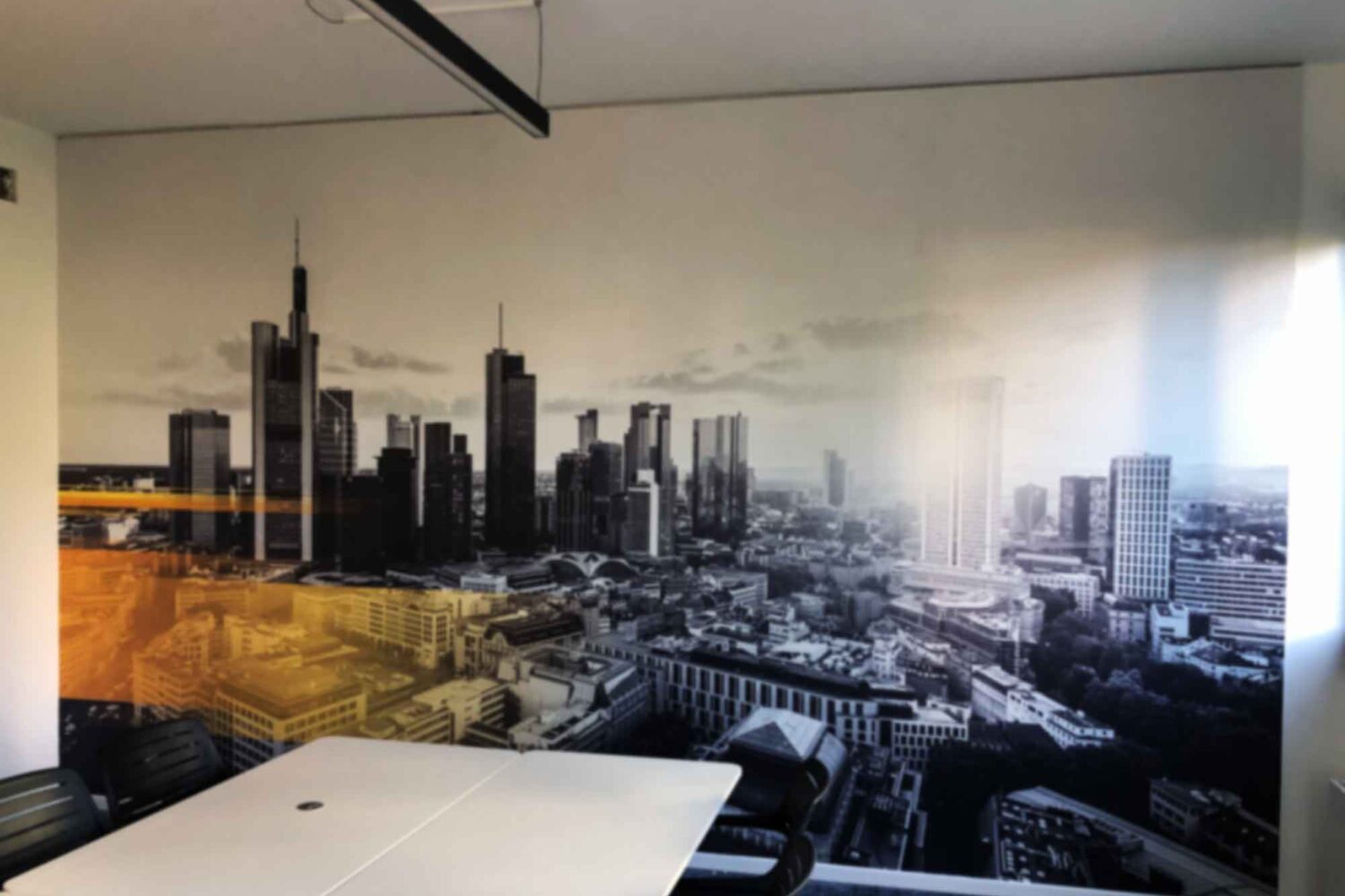 Fototapete-mit-Skyline Wandgestaltung Skyline Frankfurt mit Fototapete Erfurt Digitalvlies in Besprechungsraum in Frankfurt Rebstock