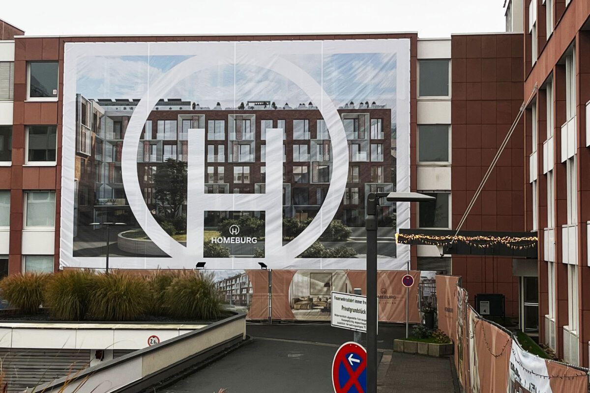 Großflächenbanner an Hausfassade mit Drahtseilrahmen in Bad Homburg