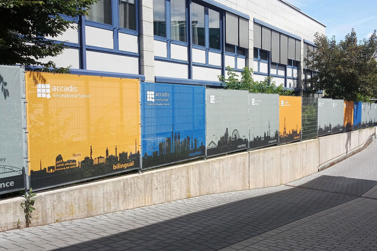 Banner an Zaunflächen in Bad Homburg Accadis Hochschulen