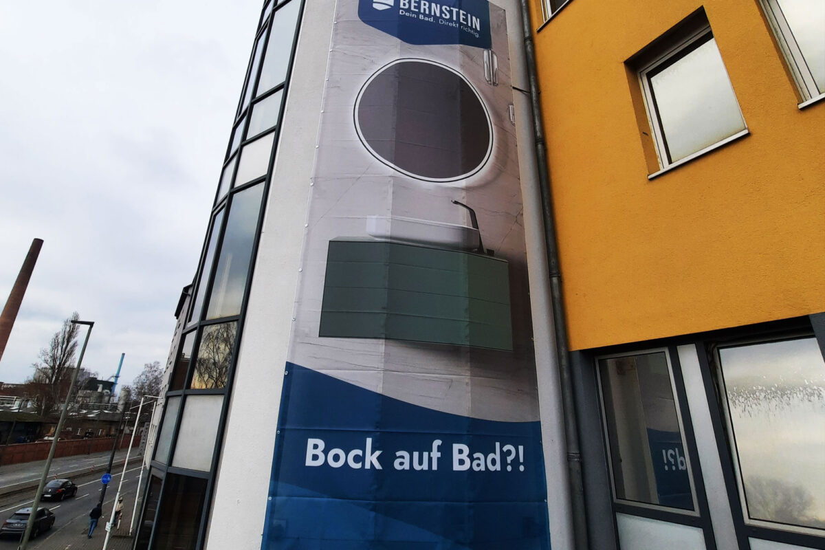 Banner mit drahtseilrahmen in Frankfurt Hanauer Landstrasse