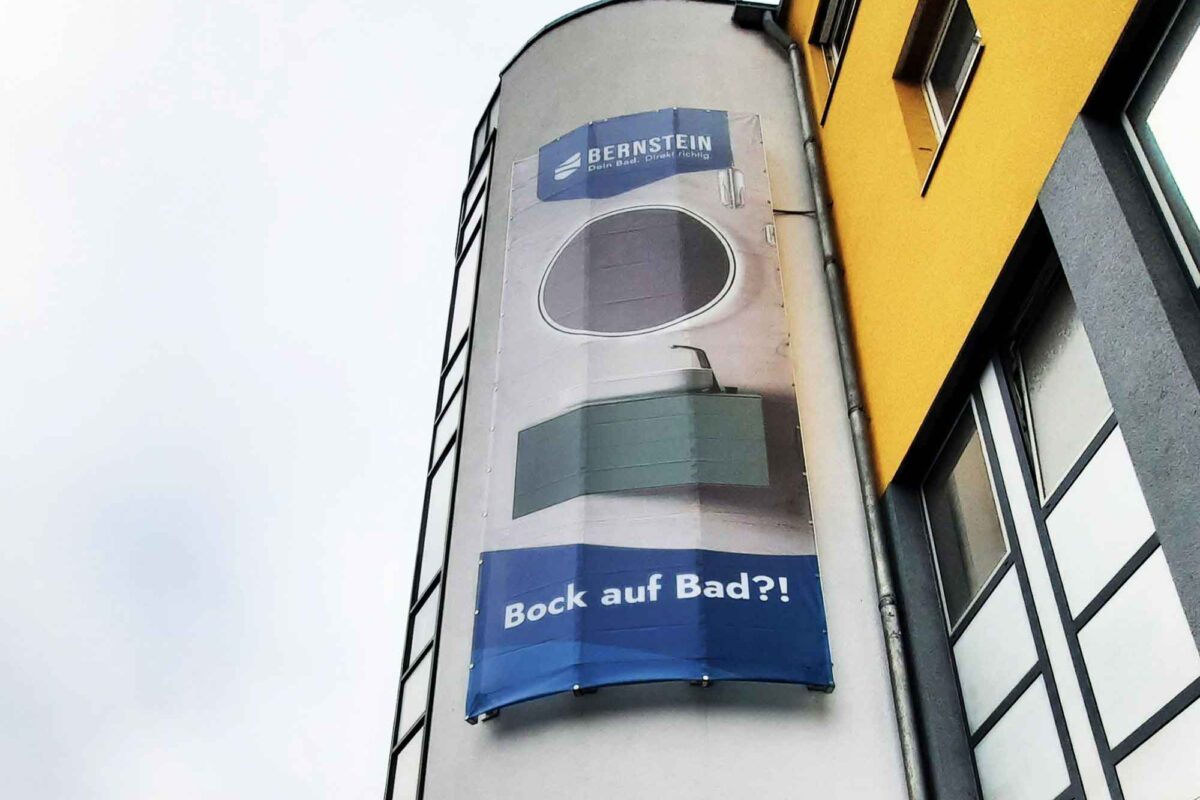 Banner mit drahtseilrahmen in Frankfurt Hanauer Landstrasse
