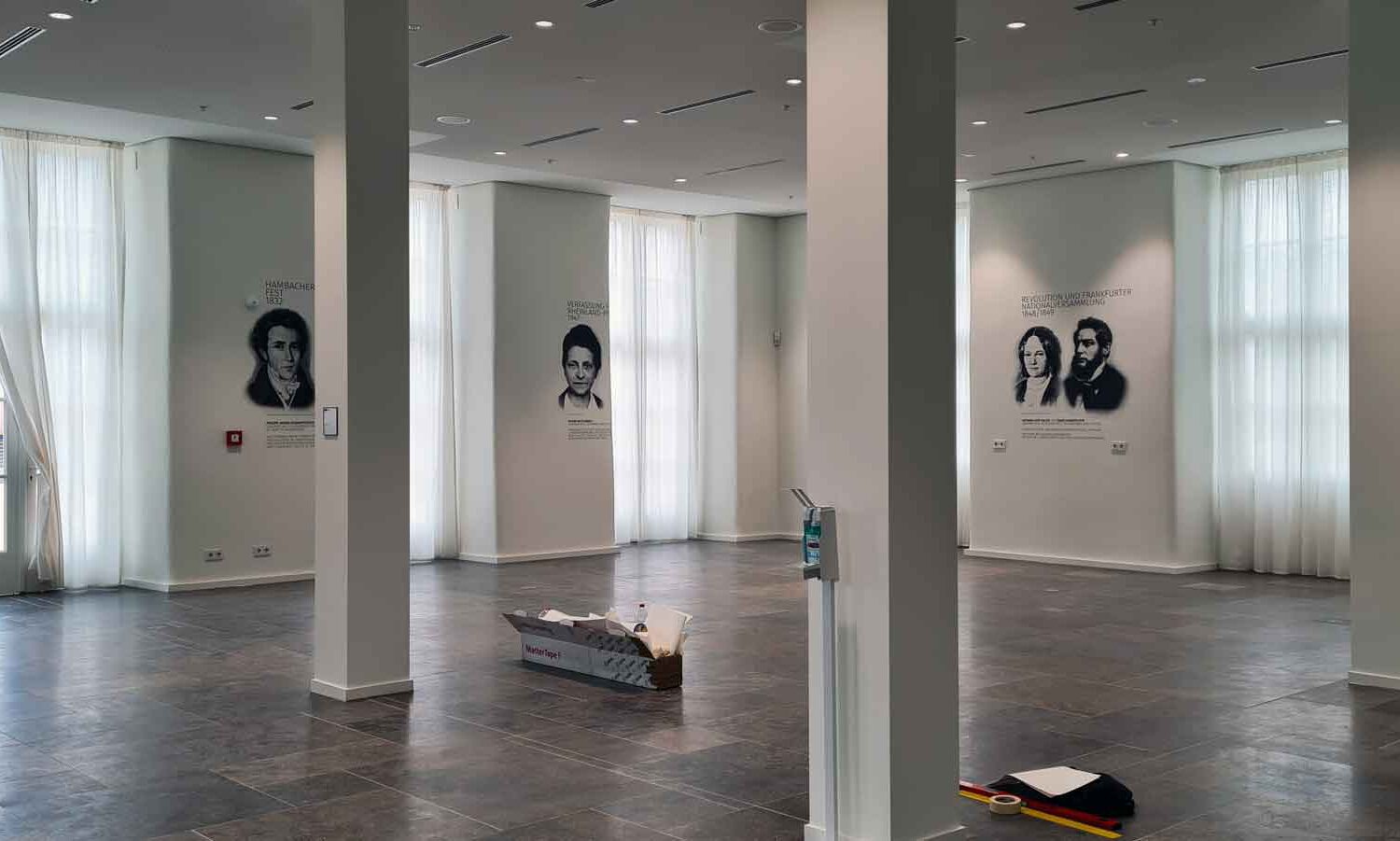 Raumgrafiken-im-Landtag-in-Main-mit-Folientechnik-auf-Rauhen-Putz5 Landtag Mainz Wandgestaltungen komplette Ansicht der Gestaltungen