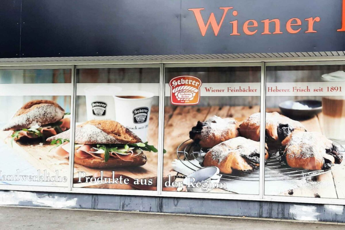 Schaufensterbeklebung für Wiener Feinbäckerei in Mannheim Innenstadt