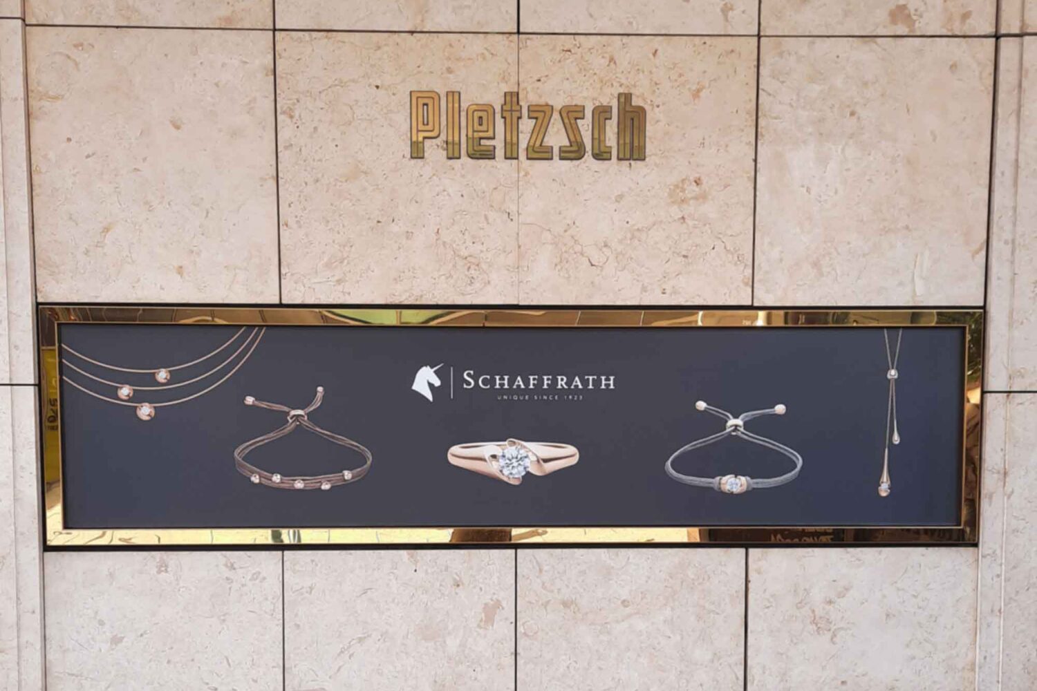 Scheiben-Folierung-mit-Digitaldruck Schaufenster und Einzelbuchstabenbeschriftung auf Zeil FVrankfurt am Main