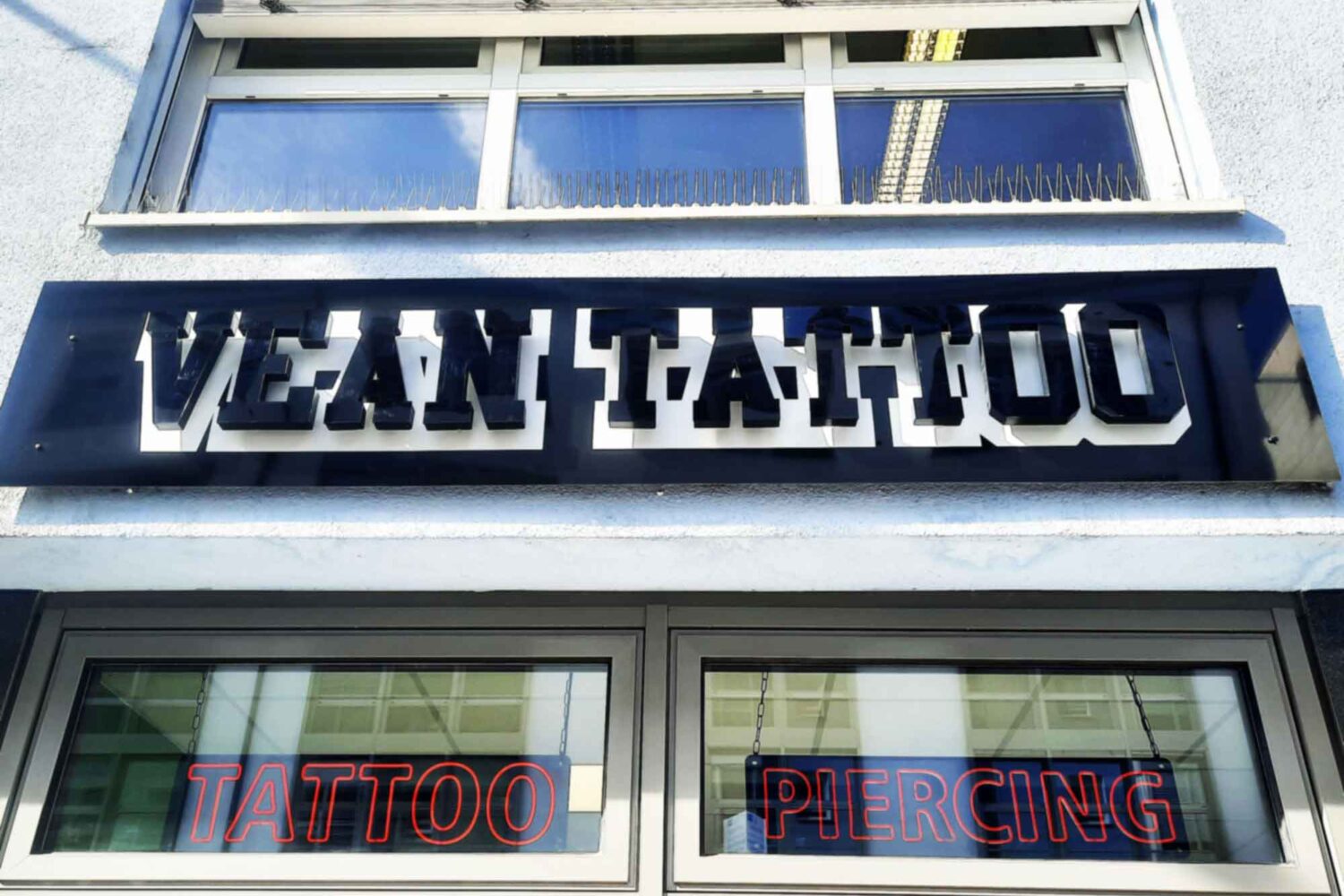 Schild-mit-aufgesetzten-Buchstaben Lichtreklame indirekt beleuchtet für Tattoostudio