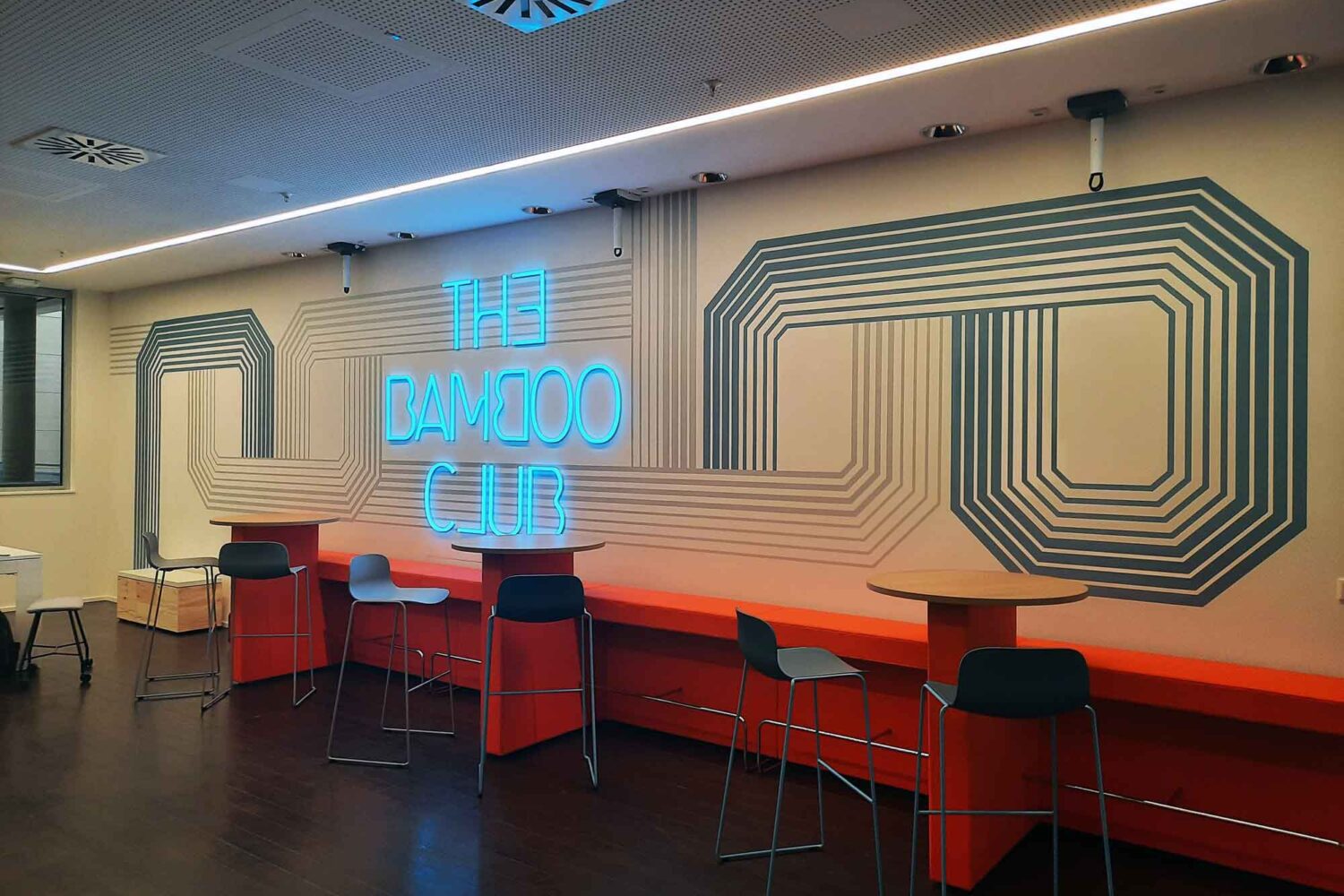 Streifen-und-Leuchtbuchstaben Wandgestaltung mit Streifenmustern und aufgesetzter Lichtwerbeanlage in Blau Oberursel im Taunus