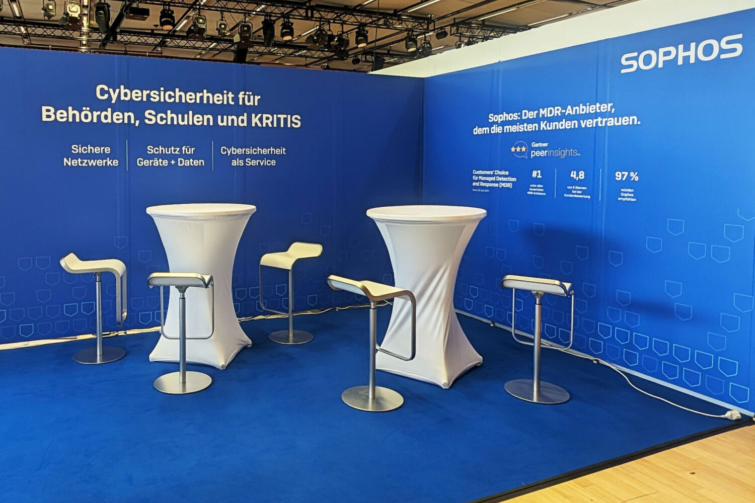 Systemstand-Messestand-mit--Beschriftung-im-Digitaldruck-iFrankfurt-- Wandgestaltung auf Frankfurter Buchmesse mit Folienplotts und Dugitaldrucken auf Wandflächen Systemstand