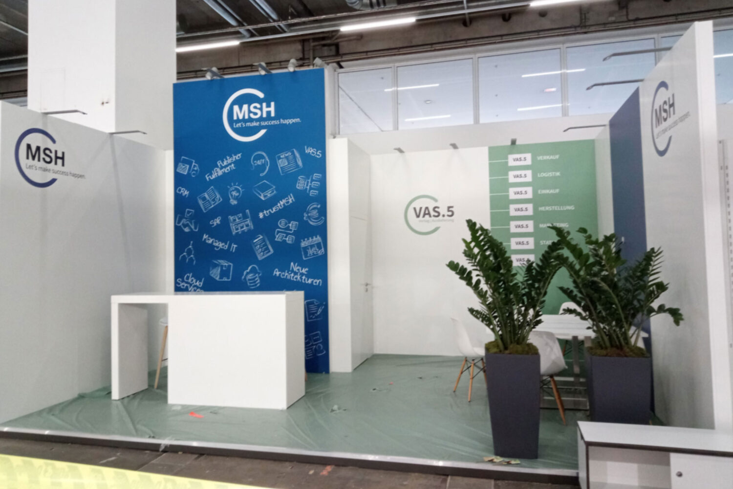 Systemstand-Messestand-mit--Beschriftung-im-Digitaldruck-in-Frankfurt-- Wandgestaltung auf Frankfurter Buchmesse mit Folienplotts und Digitaldruck