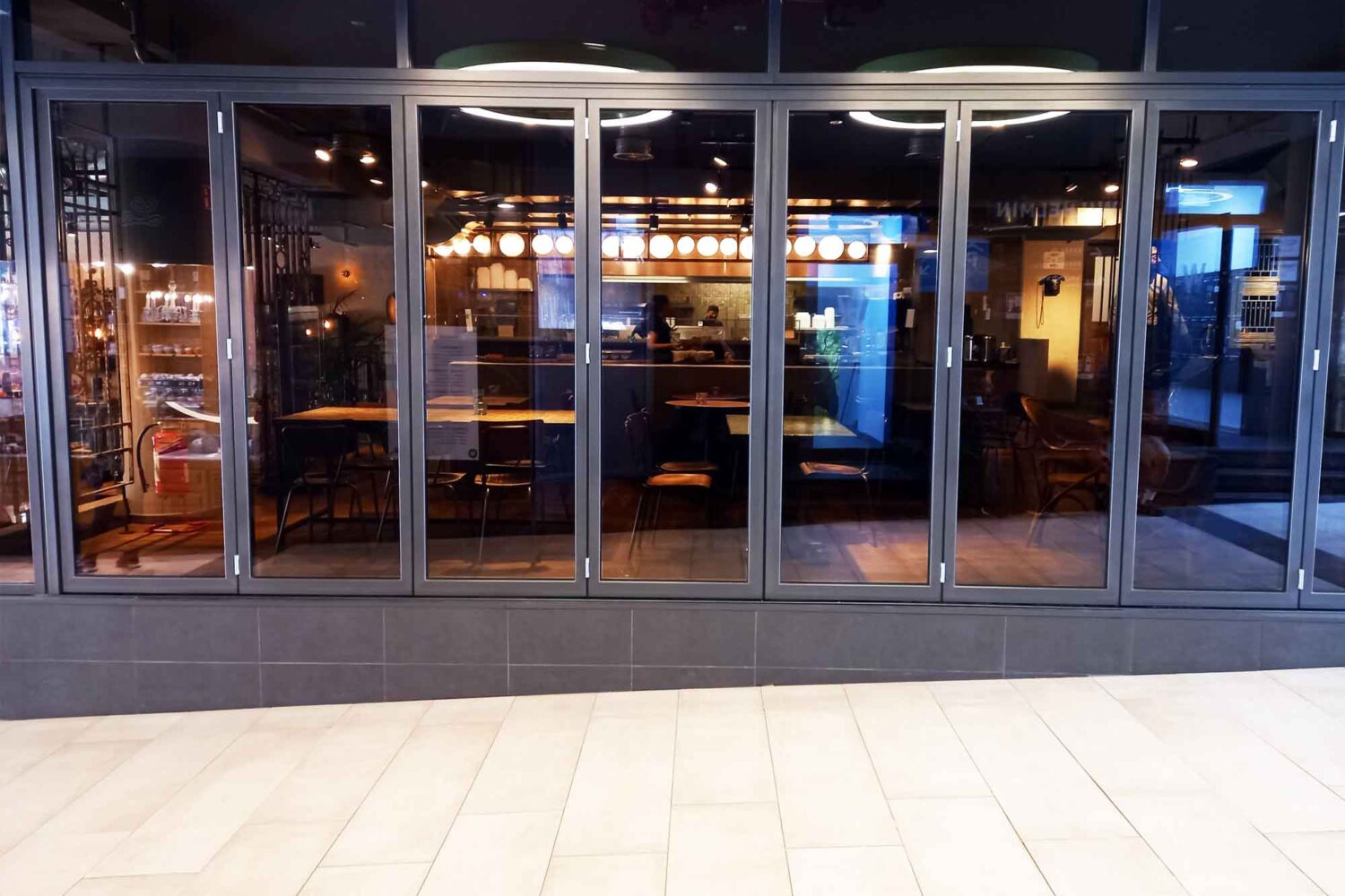 Wandgestaltung-mit-Acrylglasplatten Sonnenschutzfolie in Braun für Warmen Lichteinfall in Darmstadt