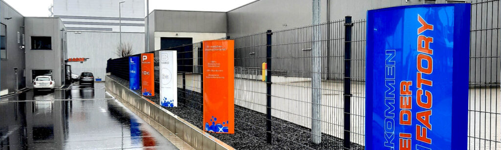 Beleuchtete Pylone in einer Waschstraße in Hanau