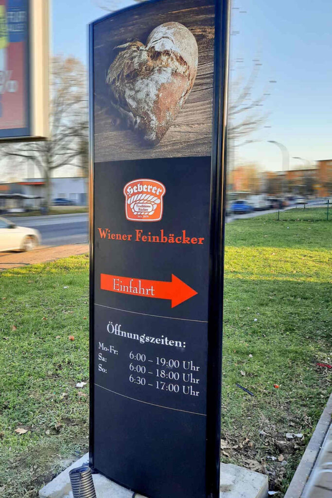 Beleuchteter Pylone für eine Bäckerei in Offenbach