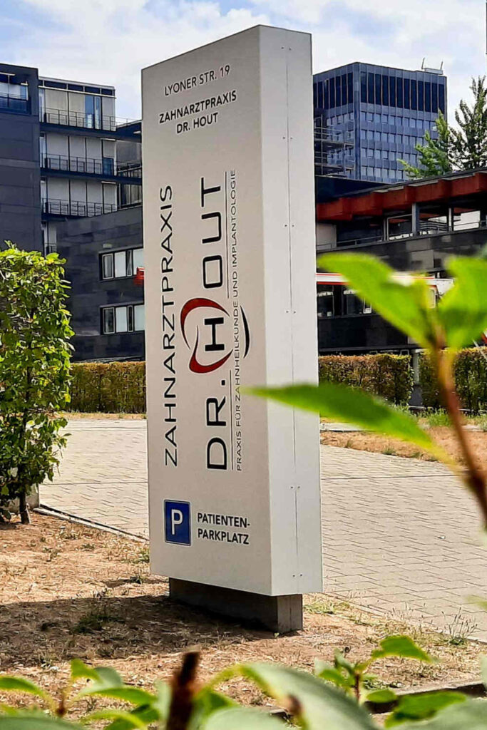 Beleuchteter Pylone für eine Zahnarztpraxis in Eschborn