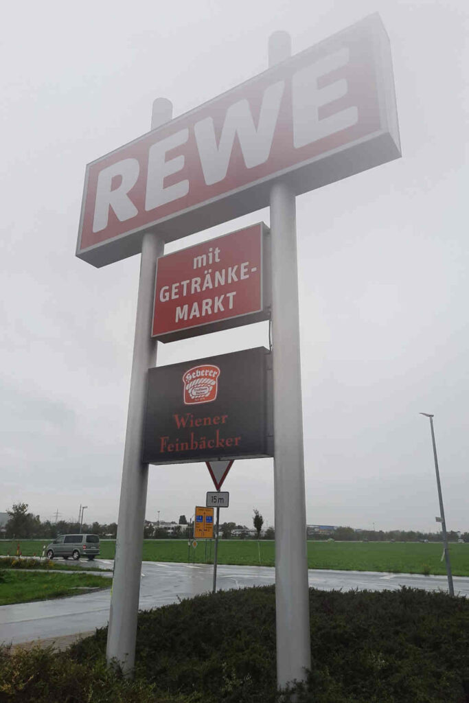 Beleuchtete Schilderanlage bestehend aus zwei Stangen mit 3 Leuchtkästen in Frankfurt