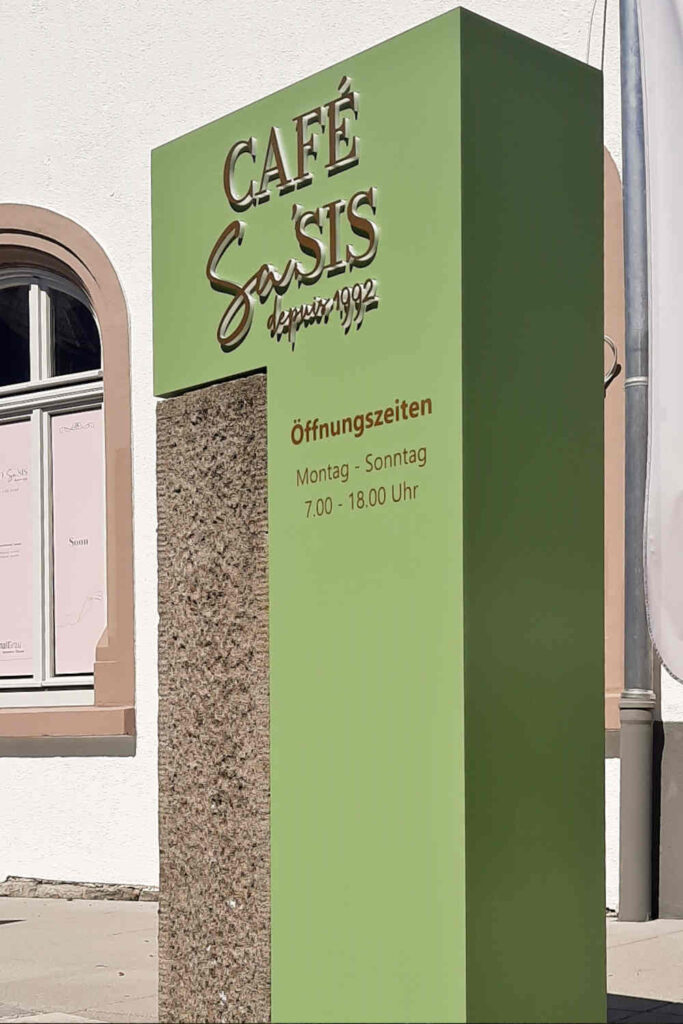 Beleuchtete Stele in Freiform auf vorhandene Mauer montiert, Buchstabenkantenbeleucht