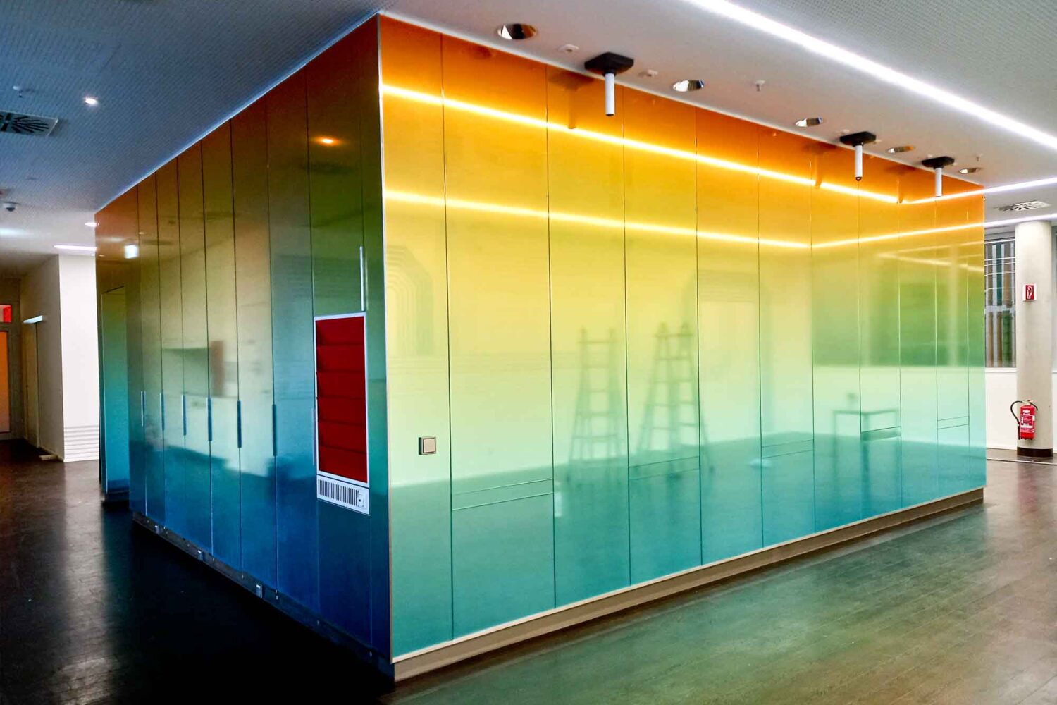 digitaldruck-auf-Klarsichtfolie-auf-Spiegelwand Wandgestaltung von Spiegelflächen mit Farbverlauf für Bürogestaltung in Oberursel