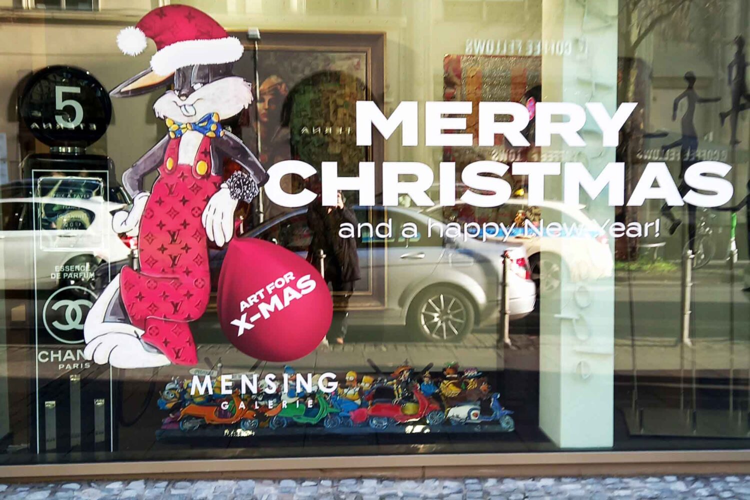 freigestellter-foliendruck Beschriftungsarbeiten an Schaufensterflächen, Beklebung mit Digitaldruck Weihnachtsdekoration Mensing Galerie Frankfurt