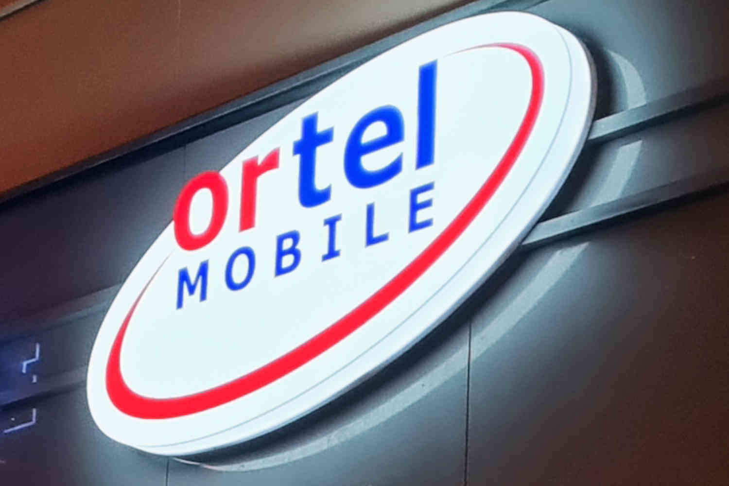 leuchtkasten-frankfurt-9 Leuchtkasten Oval beleuchtet für Mobilfunkanbieter am Hauptbahnhof in Frankfurt