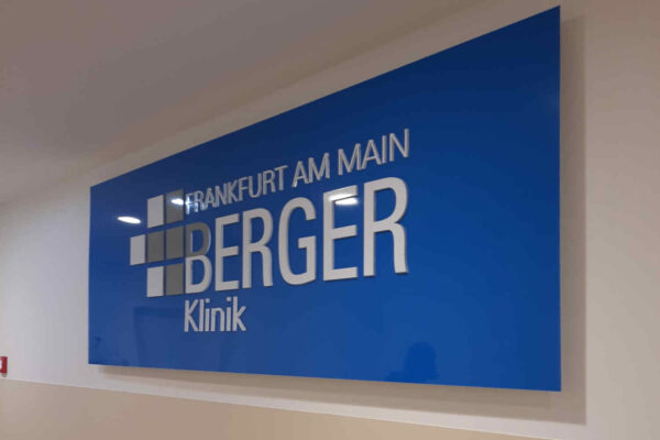 Werbeanlage aus beleuchteten Buchstaben, Vollacrylfrontleuchter in Frankfurt