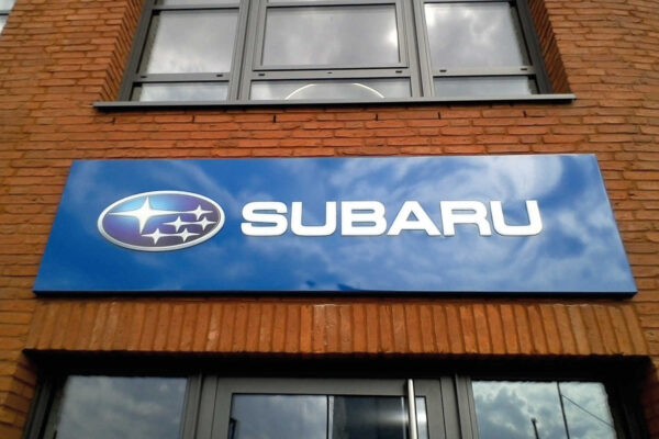 Werbeanlage aus beleuchteten Buchstaben, Vollacrylfrontleuchter in Frankfurt