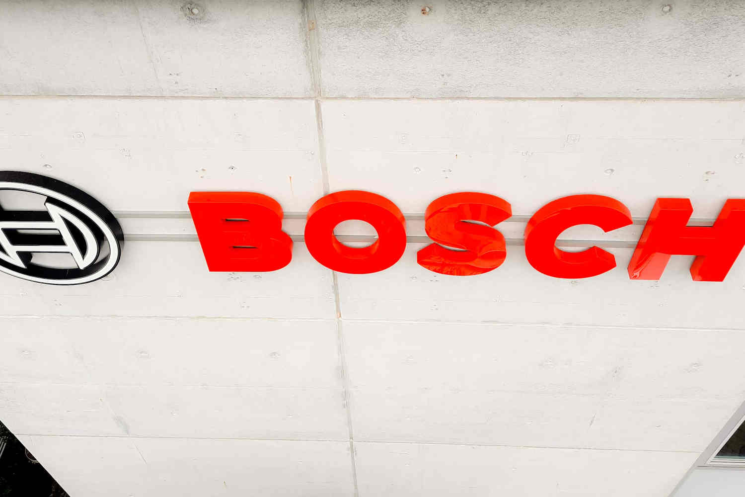 leuchtreklame-leuchtbuchstaben-frankfurt-8 Lichtwerbeanlage in Profil 8 an Fassade Frankfurt West