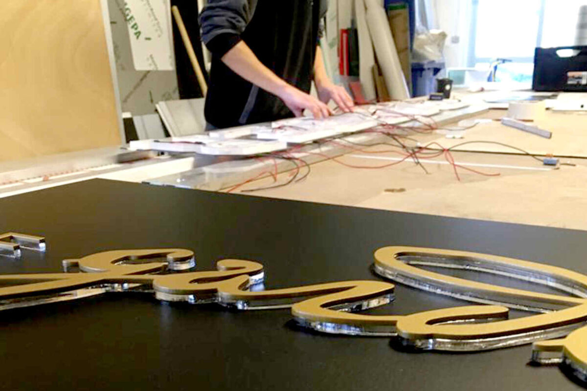 Bau einer Leuchtreklame und Lichtwerbeanlagen in Frankfurt mit LED Modulen