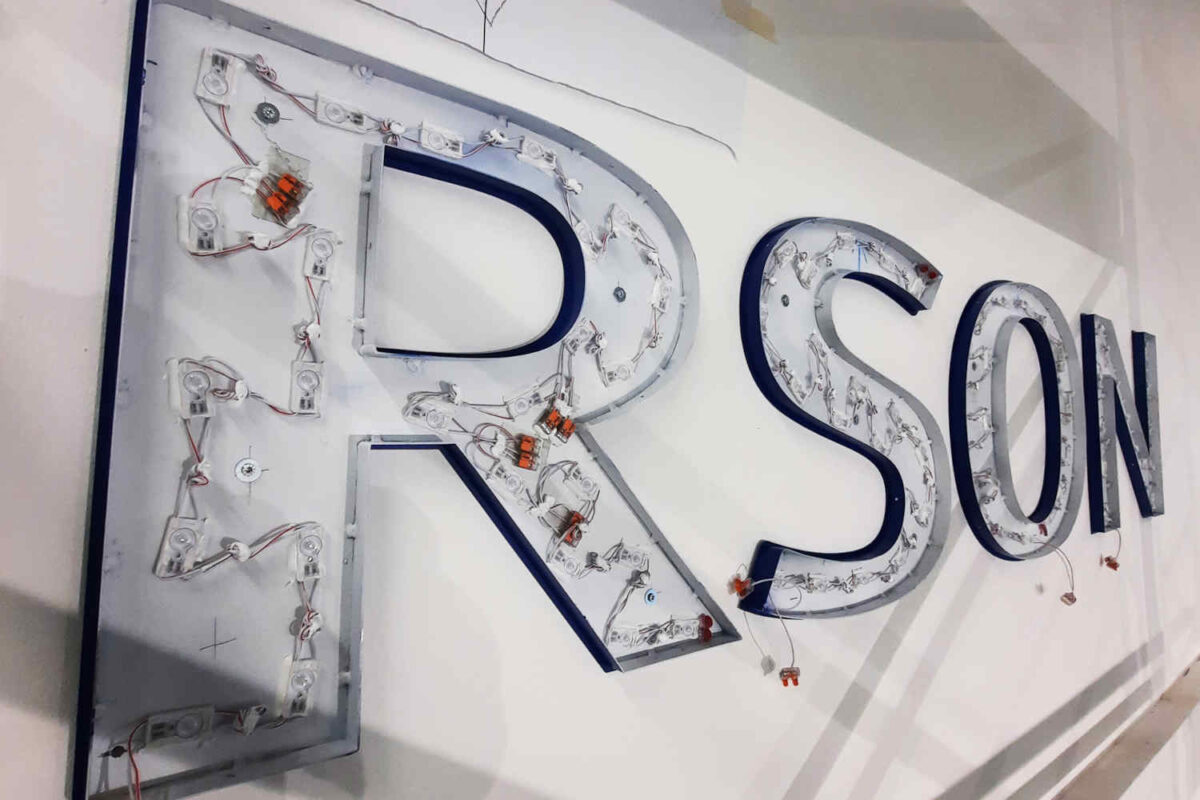 Bau einer Leuchtreklame und Lichtwerbeanlagen in Frankfurt mit LED Modulen