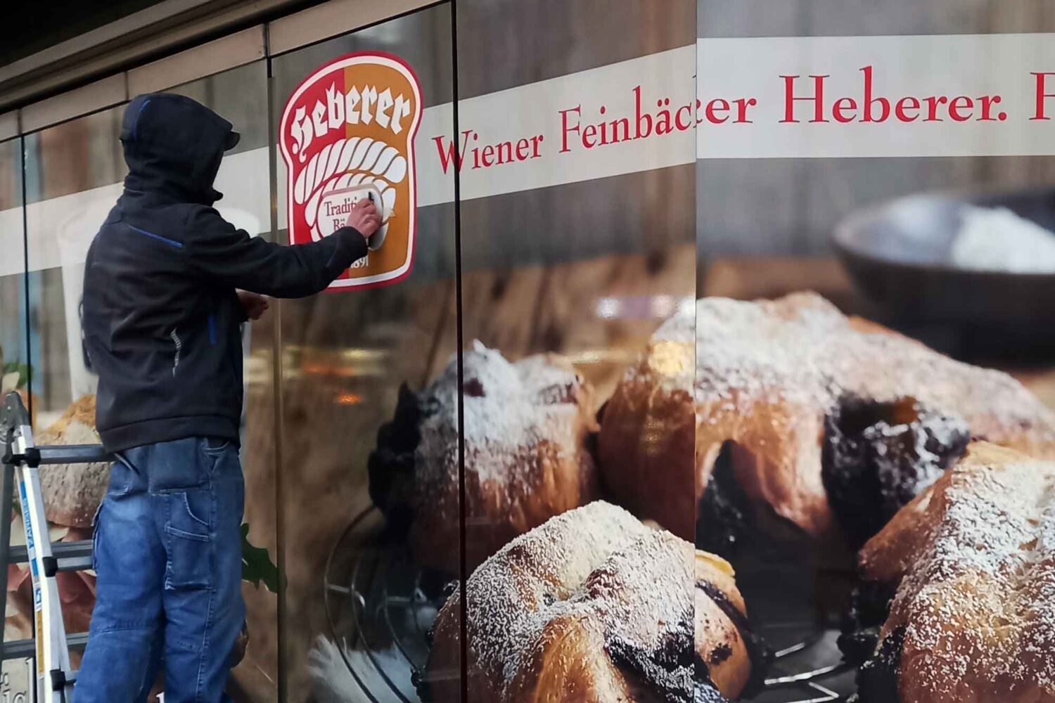 montage-von-foliendrucken Beschriftungsarbeiten an Schaufensterflächen, Beklebung mit Digitaldruck