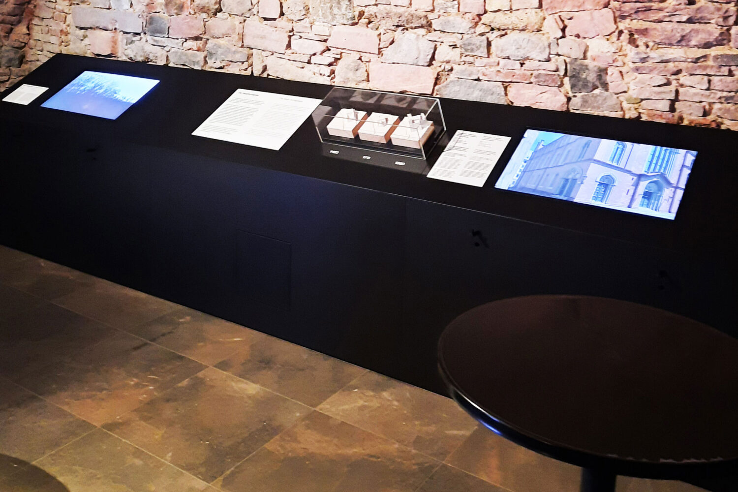 praesentations-und-Verkaufsflaechen Kunstaustellung in Frankfurt Konstablerwache mit Plattendrucken