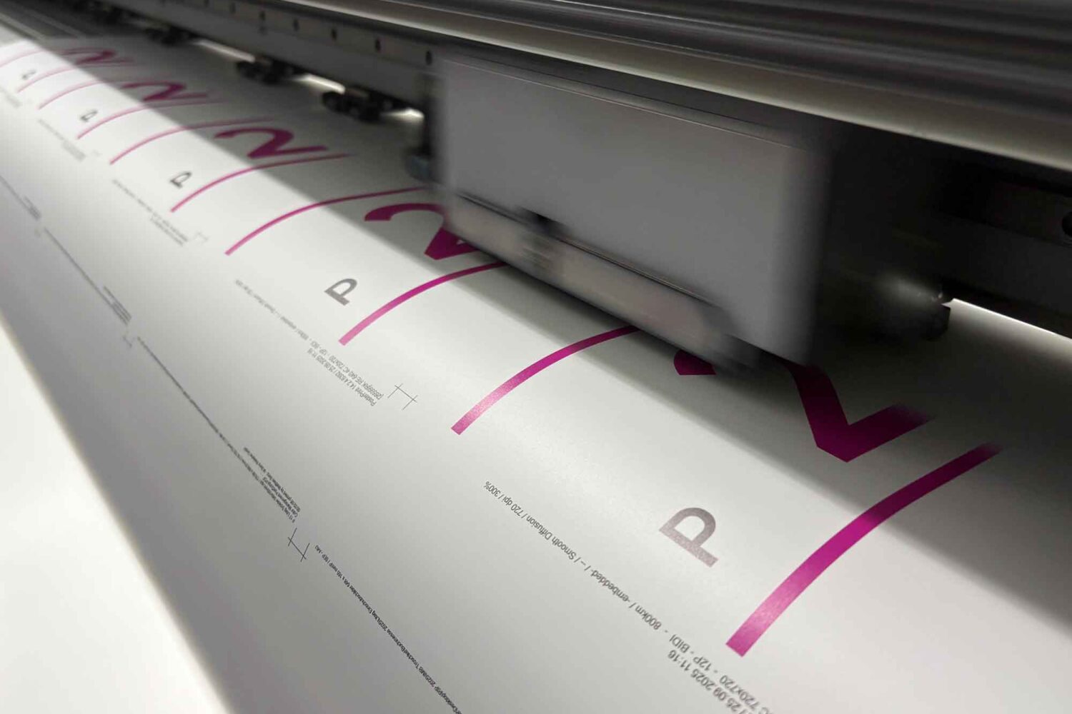 Aufkleber-und-Etiketten-im-Digitaldruck Druckmaschine Roland VS beim Drucken von Aufklebern in Pink mit Passermarkenzuschnitt