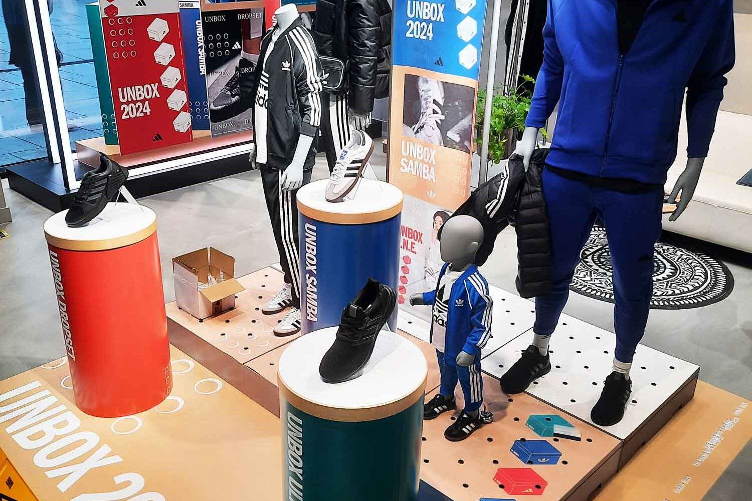 Bodenaufkleber-2 Schaufensterdekoration mit Bodenaufklebern und Schaufensterpuppen