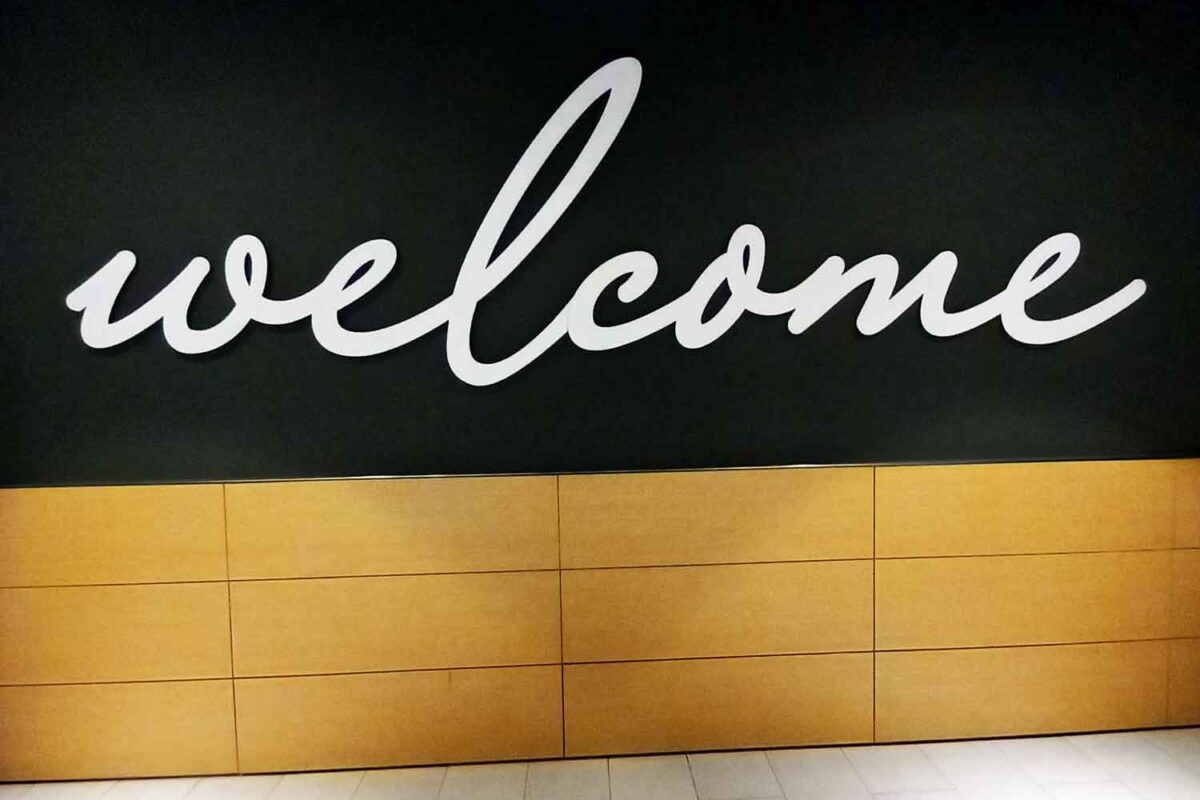 Welcome Schriftzug aus Aluminium 3mm Pulverbeschichetet auf grauer Wandfläche