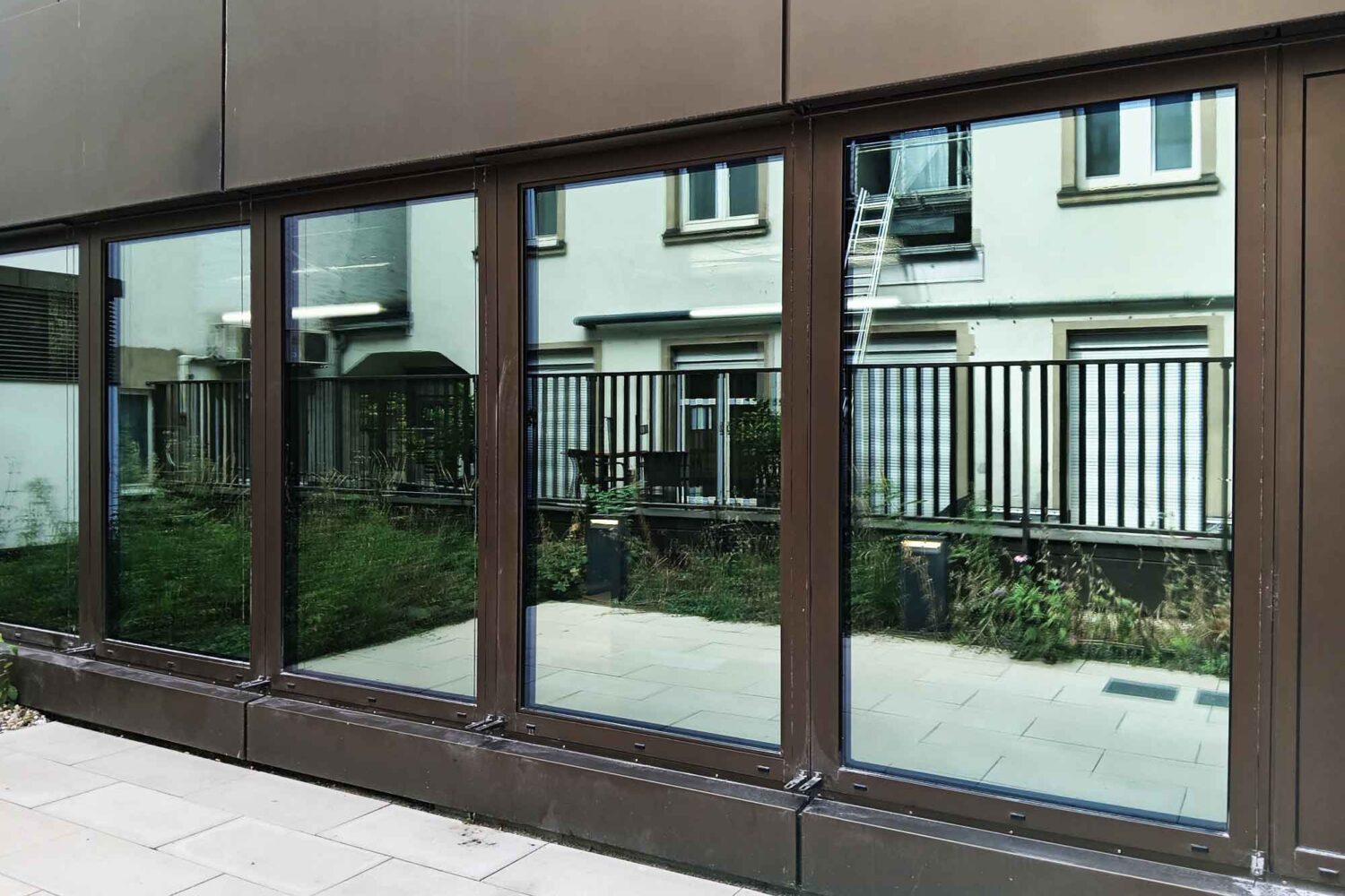 Spiegelfolien Sonnenschutzfolienbeklebung mit Spiegelfolie auf Glasflächen