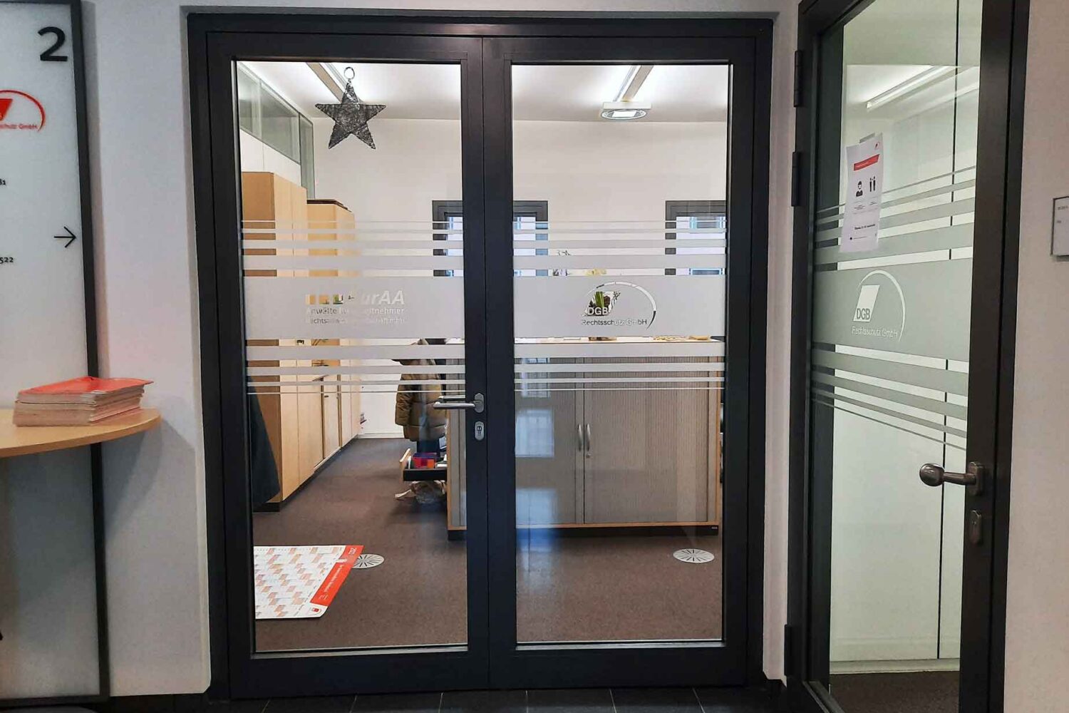DGB-Rechtschutz-Eingangsbeschriftung-mit-Glasdekor-Streifendekor-in-Frankfurt-am-Main,-mit-Folienplott-negativ-ausgelassen DGB-Rechtschutz-Eingangsbeschriftung-mit-Glasdekor-Streifendekor-in-Frankfurt-am-Main,-mit-Folienplott-negativ-ausgelassen