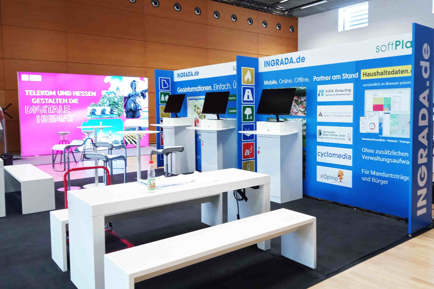 Messestand-mit-Beschriftung-und-Spanntuchsystem Messestand-mit-Beschriftung-und-Spanntuchsystem