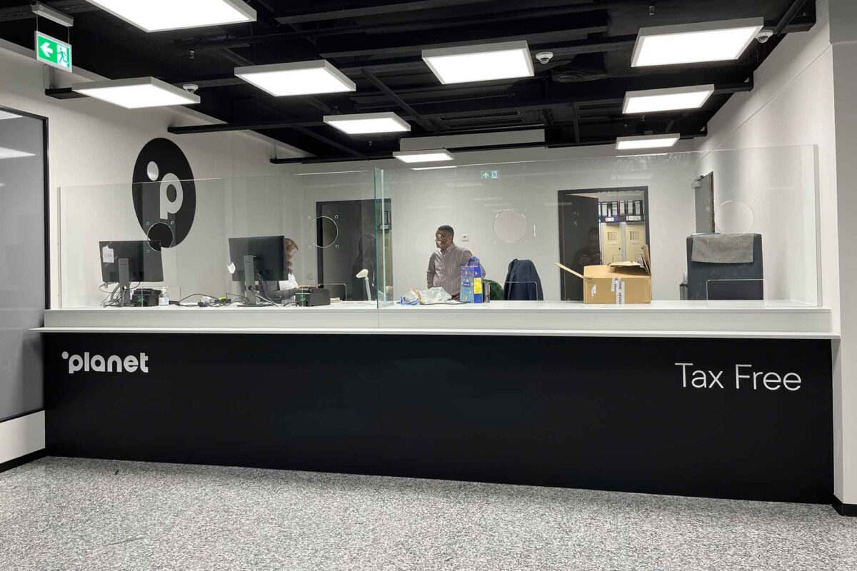 Moebelfolie-auf--Holzplatten-Schwarze-Flaechejpg2