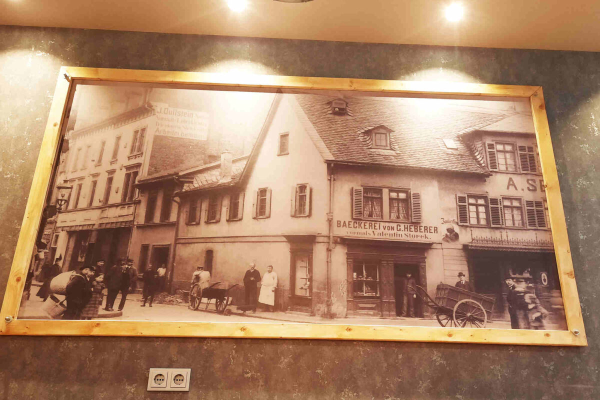 Schwarzweißdruck-mit-Holzrahmen