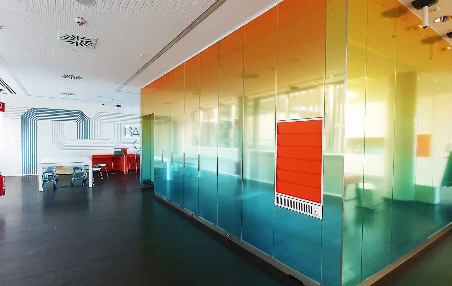 Spiegelwand-und-Wandgrafiken-mit-eingelassener-Werbeanlage2 Spiegelwand-und-Wandgrafiken-mit-eingelassener-Werbeanlage2