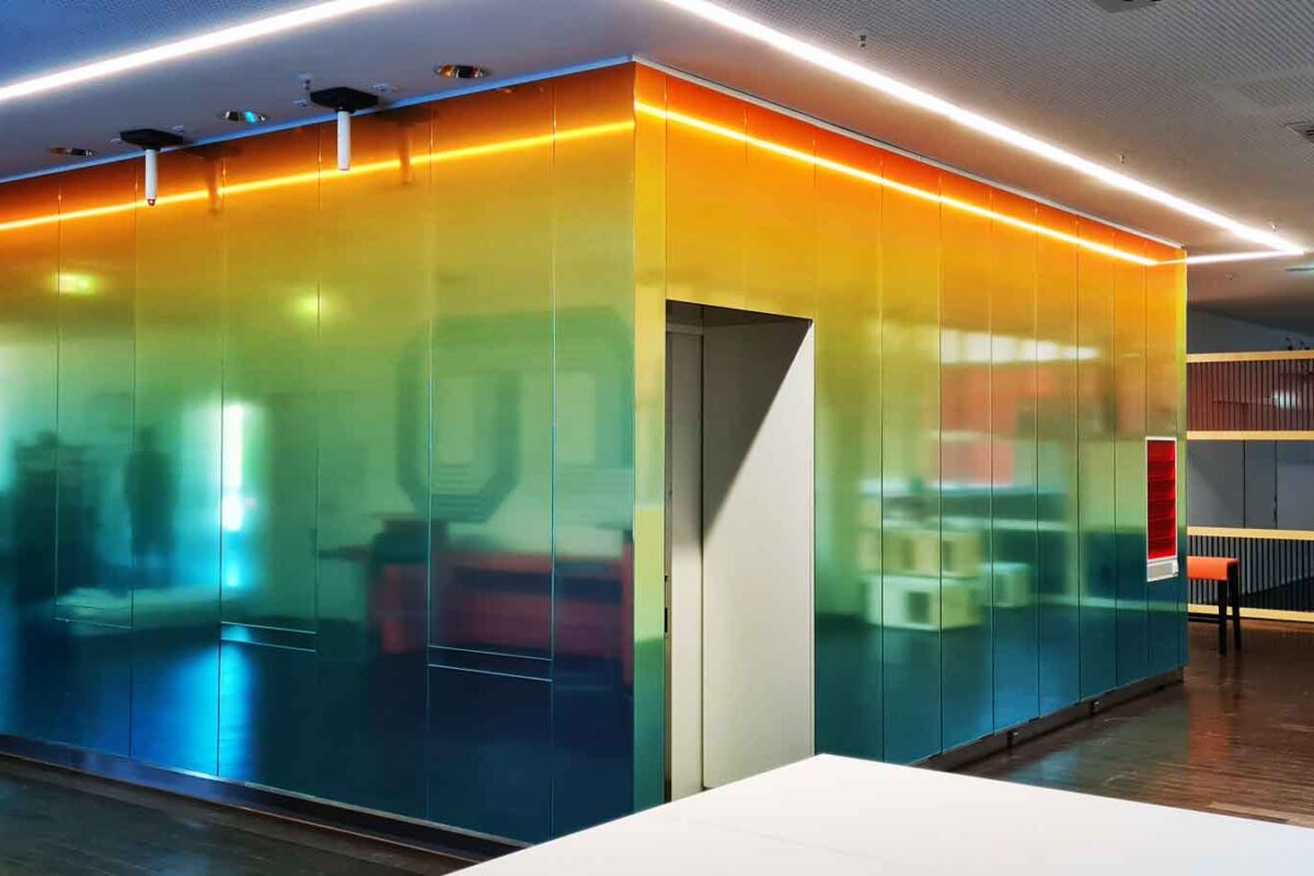 Spiegelwand-und-Wandgrafiken-mit-eingelassener-Werbeanlage3